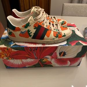 Gucci Women's Ace sneaker - Strawberry Print